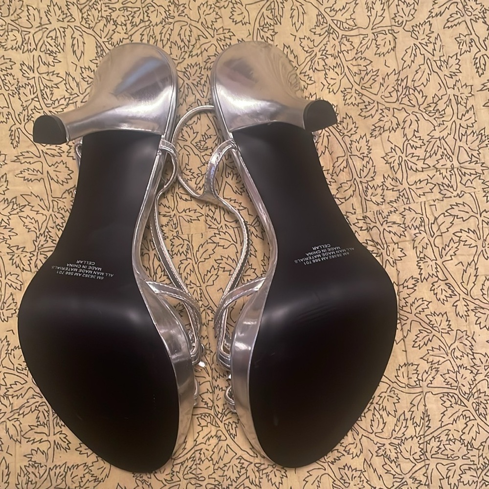 NEW Silver Women's Sandals 8M - Picture 5 of 8